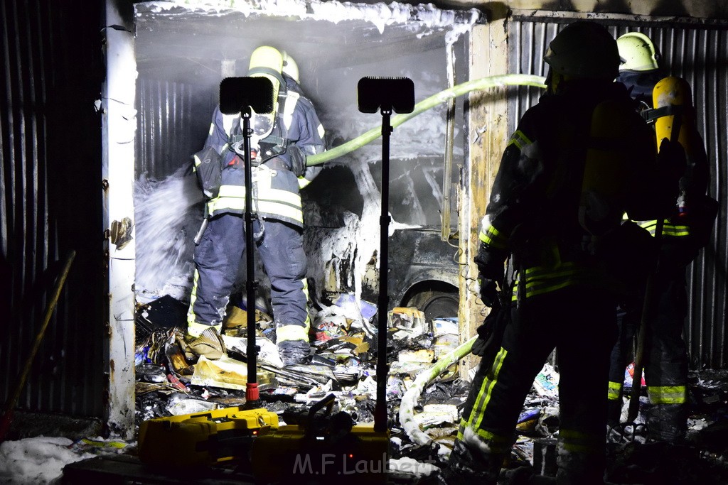 Feuer Hinterhof Garagen Koeln Hoehenberg Olpenerstr P124.JPG - Miklos Laubert